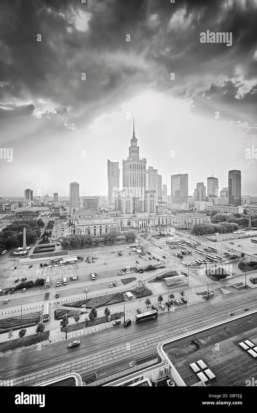 Schwarz / weiß Bild der Warschauer Innenstadt mit Palast der Kultur und Wissenschaft und Wolkenkratzer bei Sonnenuntergang, Polen. Stockfoto