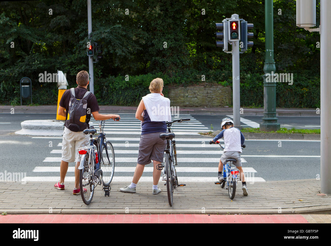 Familie wartenden cross Road Bikes Fahrräder Stockfoto