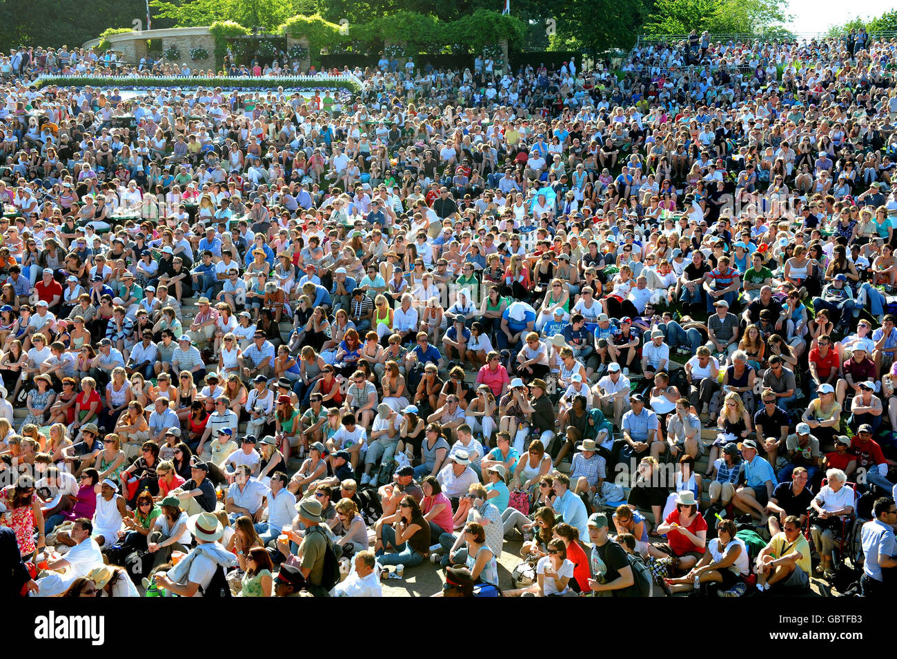 Fans auf Murray Mount sehen sein Spiel gegen den US-Amerikaner Robert Kendrick während der Wimbledon Championships 2009 im All England Lawn Tennis und Croquet Club, Wimbledon, London. Stockfoto