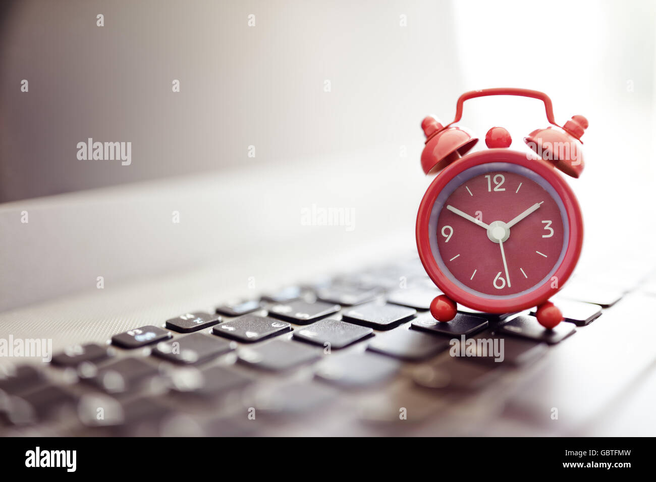 Wecker auf Laptop-Konzept für Business-Termin, Zeitplan und Dringlichkeit Stockfoto