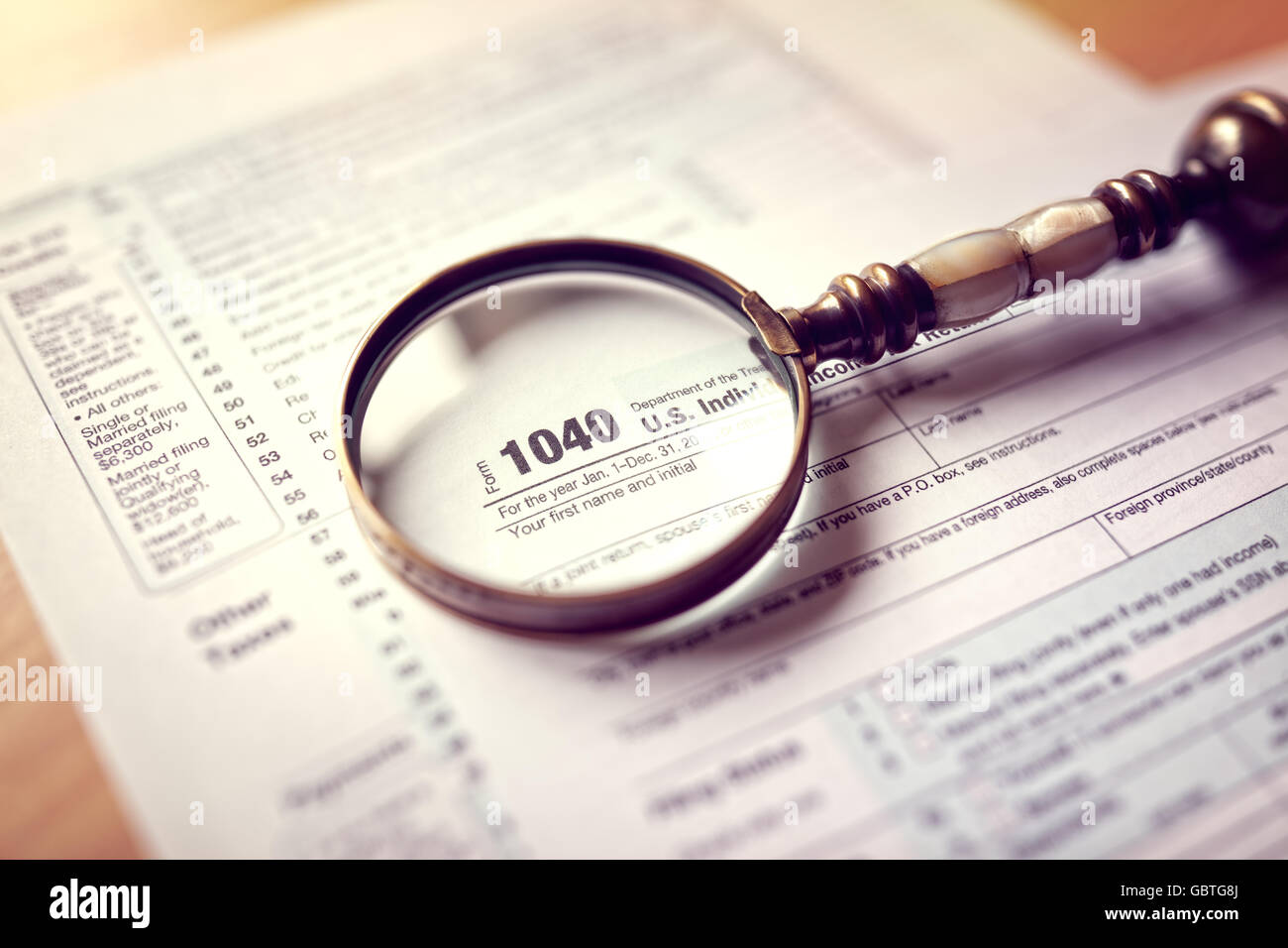 Einkommensteuer 1040 US einzelne Steuererklärung und Lupe Stockfoto