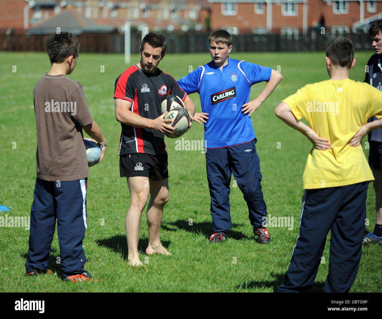 Die Rugby-Spieler David Young und Andrew Turnbull kommen zu Mark Cairns (Bruder des Edinburgh Rugby und des schottischen Spielers Ben Cairns) Da sie den Schülern die Möglichkeit bieten, zu kommen und zu versuchen, um mehr Spielunterstützung für die aufstrebende Schulseite vor dieser Saison zu Trommeln Brewin Dolphin Scottish Schools Cup in Broxburn Academy, Broxburn. Stockfoto