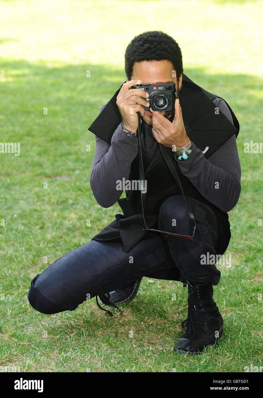 Lenny Kravitz, der 20 Jahre in der Musikindustrie feiert, fotografiert während einer Fotozelle, um seine neue Let Love Rule Tour im Cadogan Hotel in London zu starten. Stockfoto