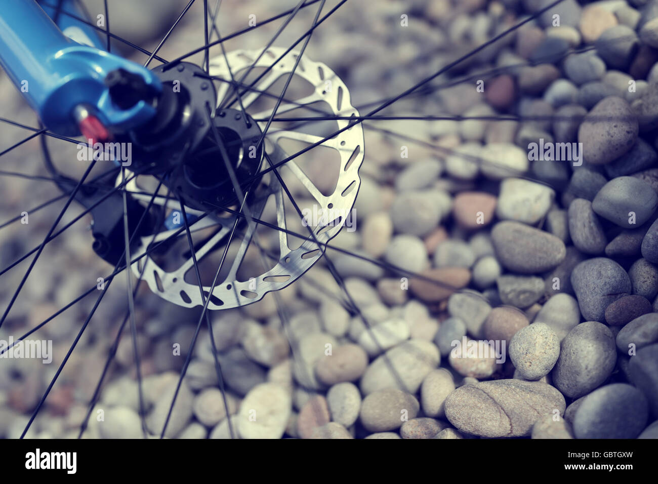 Mountain Bike abstrakte Scheibenbremse vorne, Gabel und Speichen Stockfoto