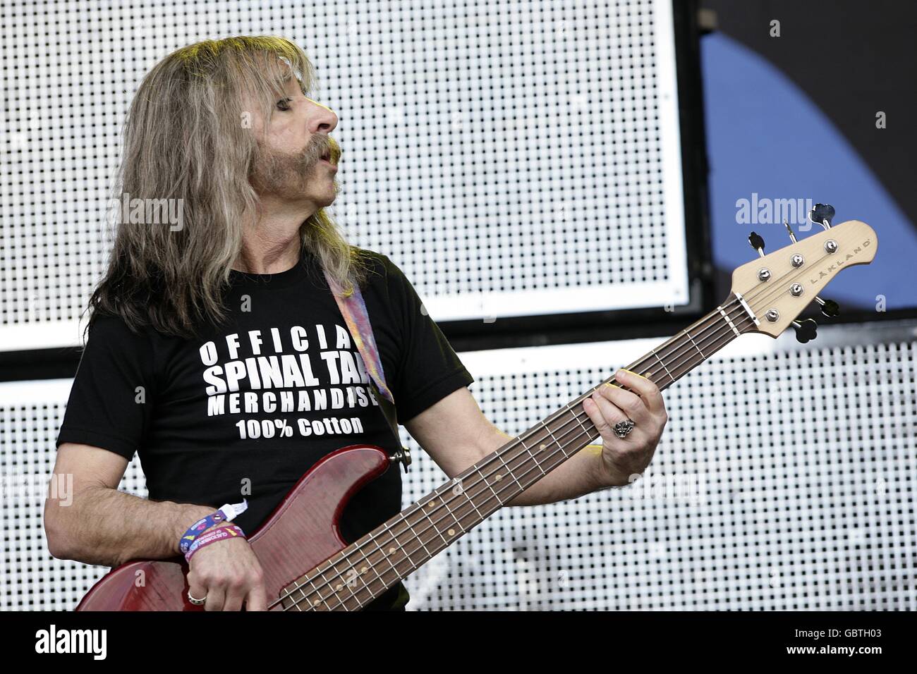 Derek Smalls (Harry Shearer) von Spinal Tap beim Glastonbury Festival 2009 auf der Worthy Farm in Pilton, Somerset. Stockfoto