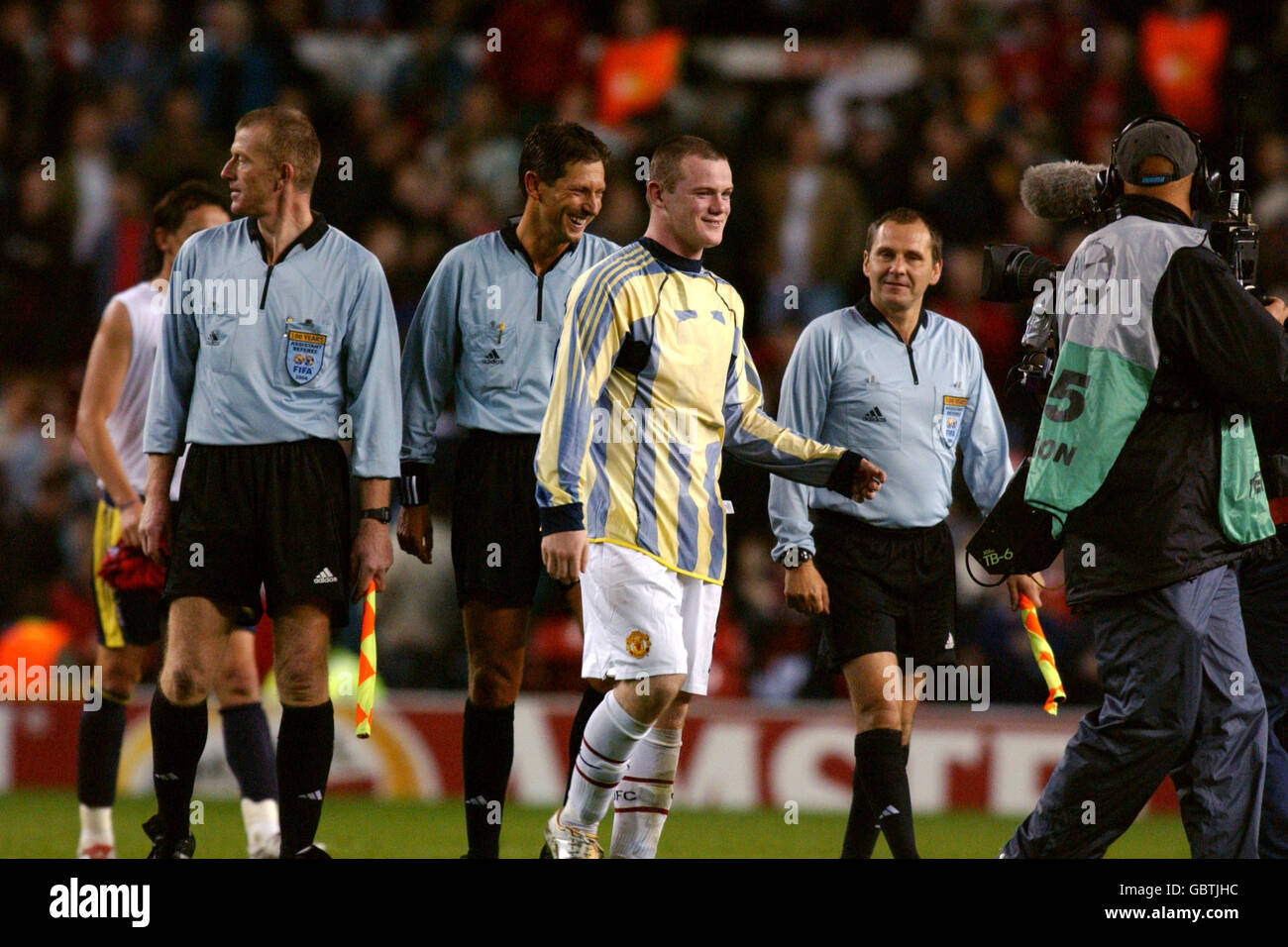 Fußball - UEFA Champions League - Gruppe D - Manchester United / Fenerbahce. Wayne Rooney von Manchester United (trägt ein Fenerbahce-Shirt) lächelt, als er nach seinem Debüt-Hattrick los geht Stockfoto