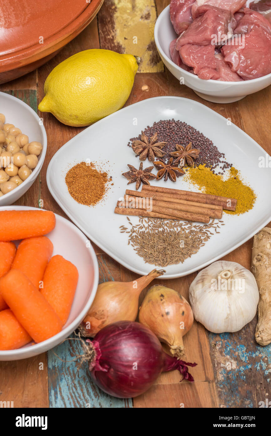 Zutaten für ein Gericht marokkanische Tajine mit Kichererbsen, Lamm, Möhren, Zitrone, Zwiebel, Zimt, Sternanis Stockfoto