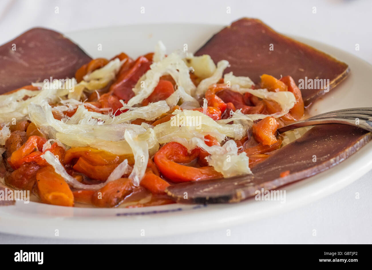 Valencia Esgarrat Salat mit ausgehärteten Kabeljau, gegrillte Paprika und mojama Stockfoto