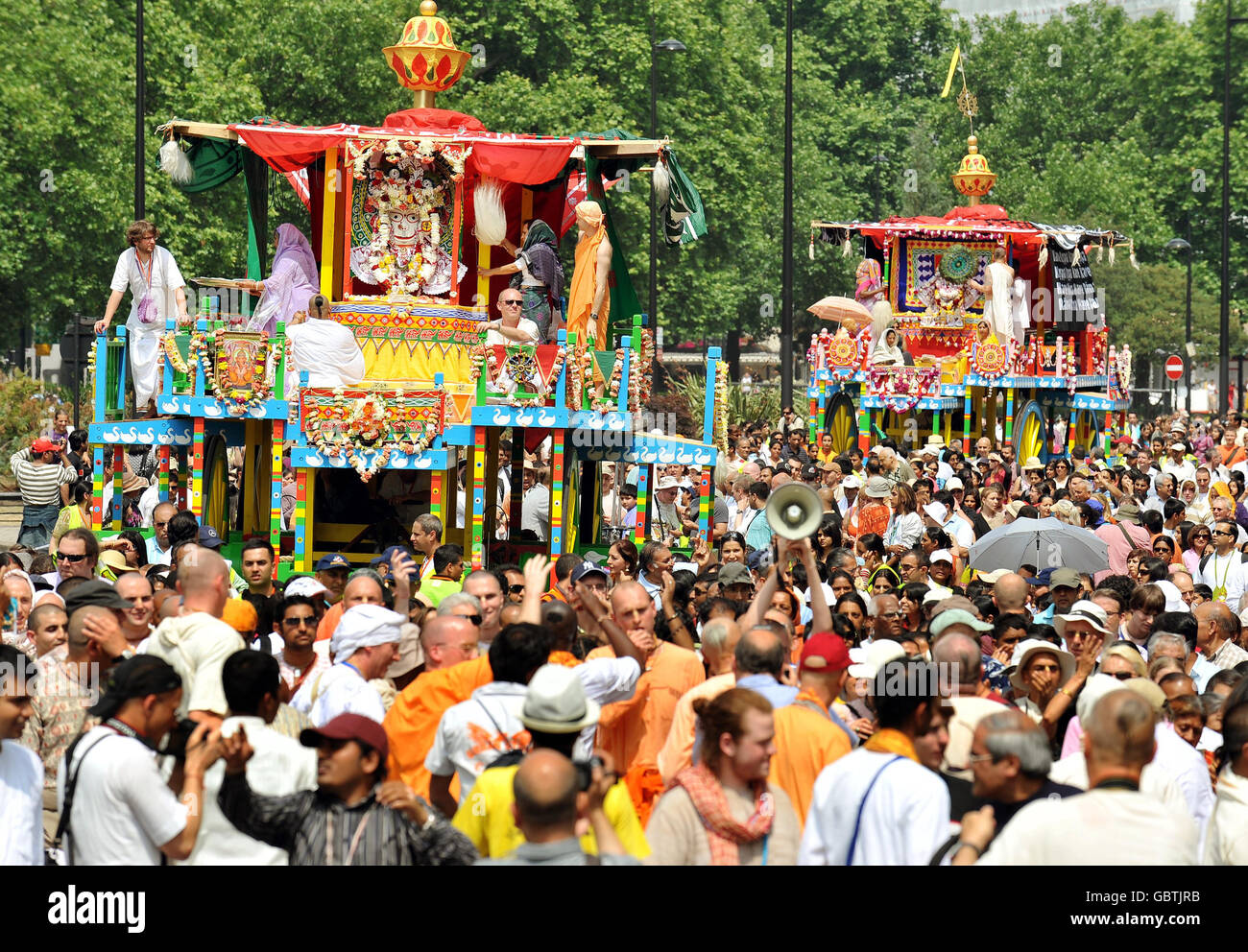 Ein kleiner Teil der großen Gruppe von Hare Krishna-Anhängern hilft, drei riesige dekorative Schreine mit Rädern vom Hyde Park zum Trafalgar Square zu ziehen, um das "Ratha-yatra" Festival zu feiern. Stockfoto Ein kleiner Teil der großen Gruppe von Hare Krishna-Anhängern hilft, drei riesige dekorative Schreine mit Rädern vom Hyde Park zum Trafalgar Square zu ziehen, um das "Ratha-yatra" Festival zu feiern. Stockfoto