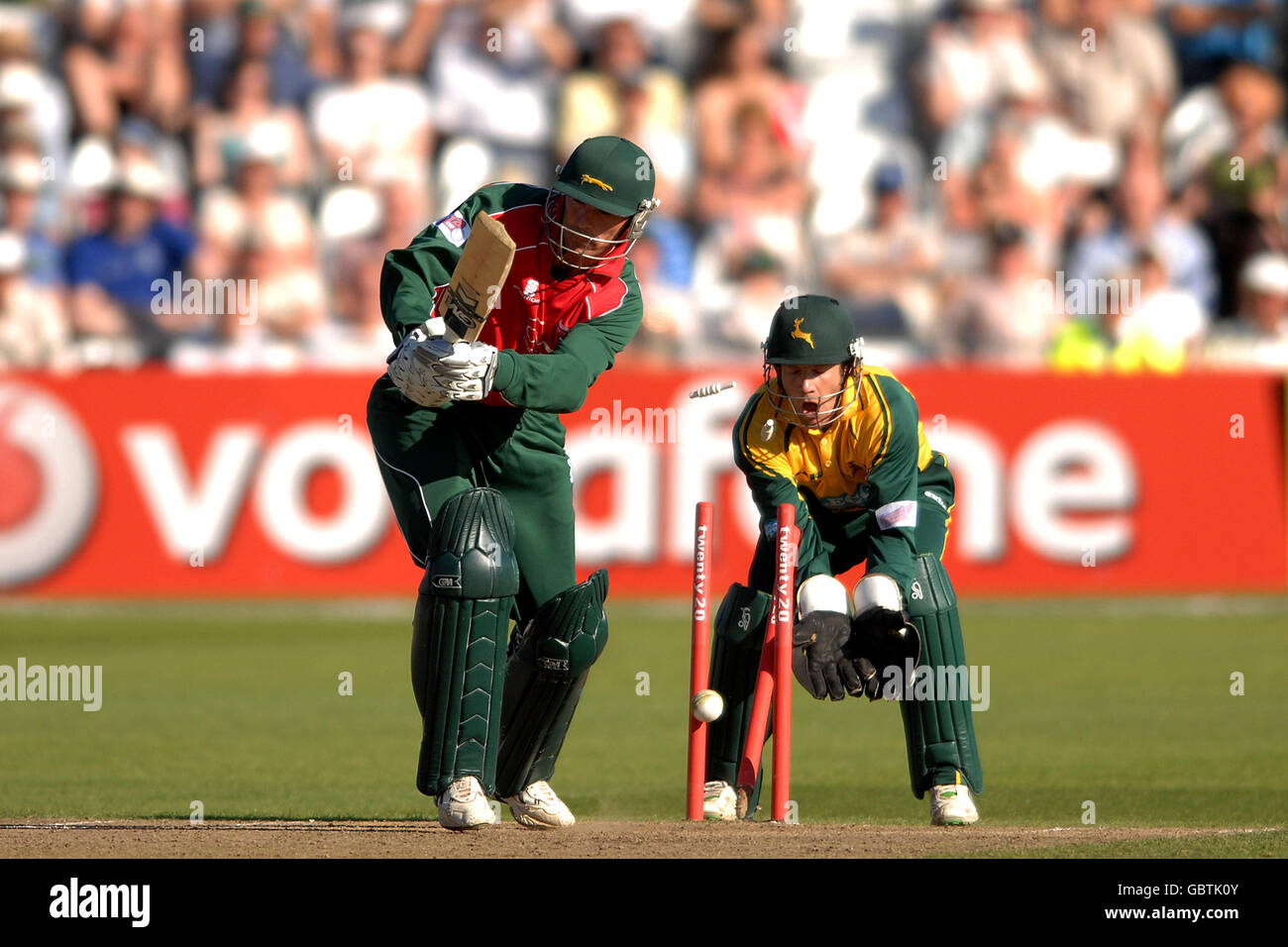 Cricket - Twenty20 Cup 2009 - North Division - Nottinghamshire Outlaws / Leicestershire Foxes - Trent Bridge. Leicestershires Paul Nixon wird von Mark Ealham aus Nottinghamshire sauber gesäbert Stockfoto