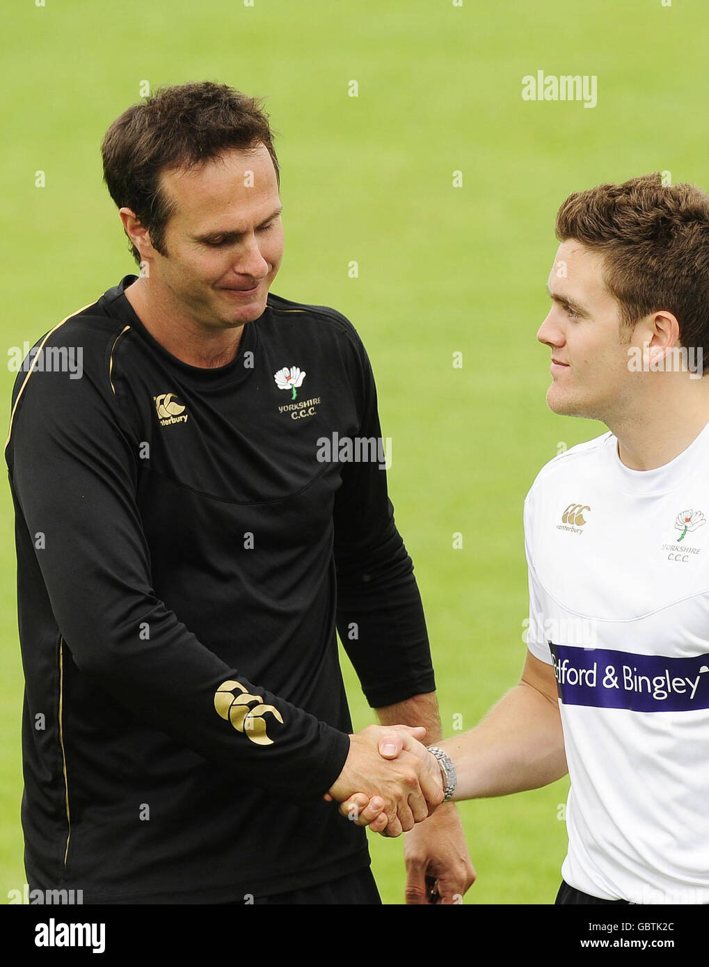 Der ehemalige England Cricket Captain Michael Vaughan auf dem Headingley-Platz, nachdem er mit seinen Kollegen im Yorkshire Cricket Club bei Headingley Carnegie, Leeds, gesprochen hatte. Stockfoto