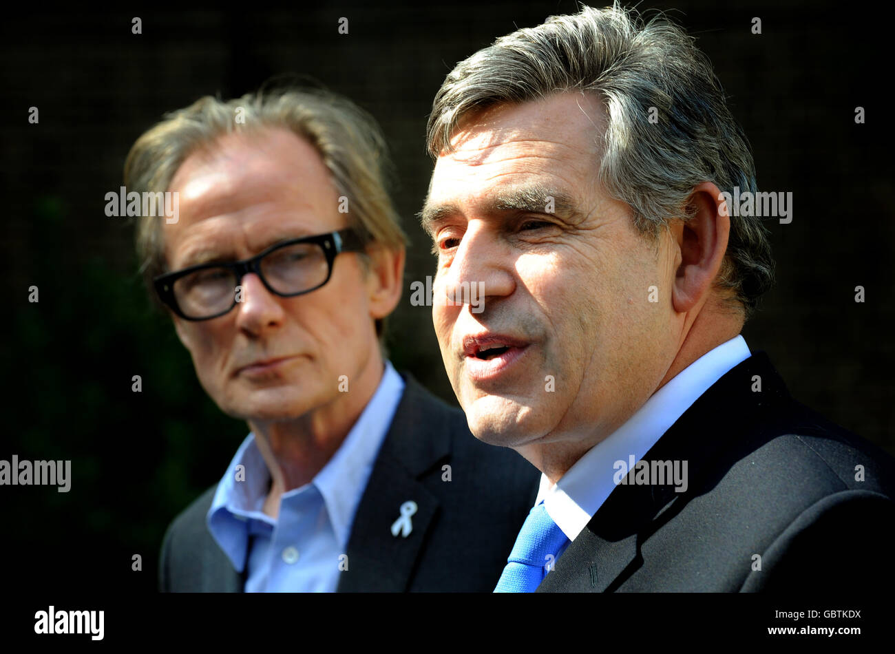 Bill Nighy (links) sieht sich an, als Premierminister Gordon Brown im Garten der Downing Street 10, London, Mitglieder der Maternal Mortality Campaign trifft. Stockfoto