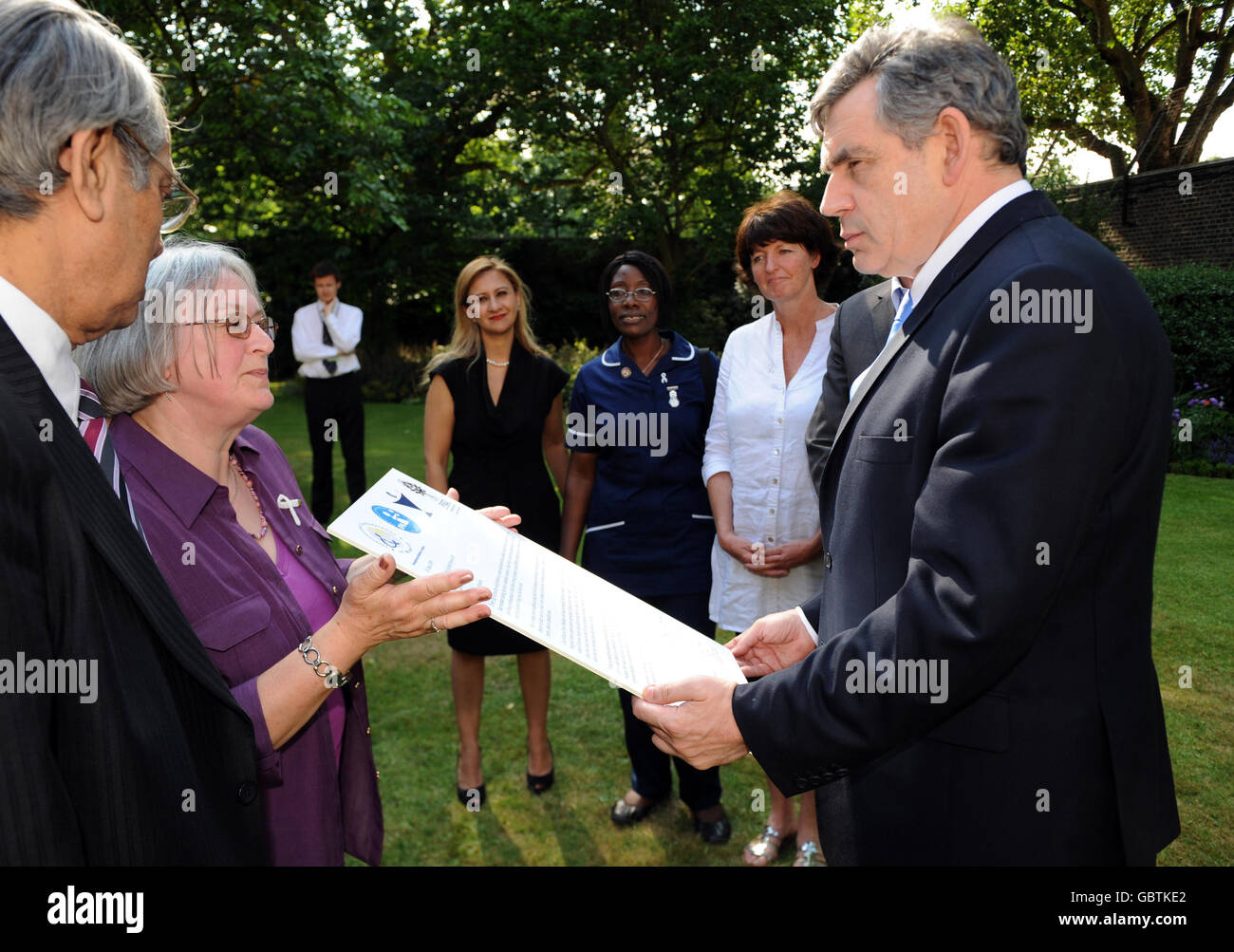 Premierminister Gordon Brown trifft sich mit Mitgliedern der Kampagne zur Muttermoral im Garten der Downing Street 10 in London. Stockfoto