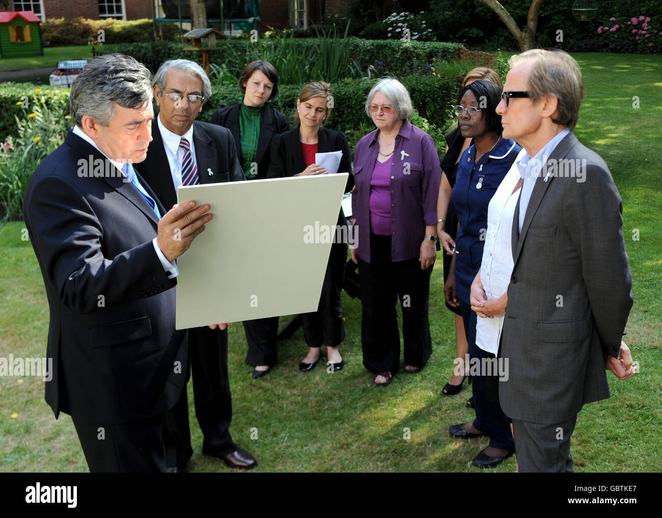 Premierminister Gordon Brown trifft Bill Nighy (rechts) und Mitglieder der Kampagne zur Muttermoral im Garten der Downing Street 10 in London. Stockfoto