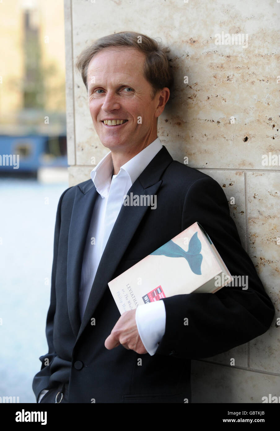 Autor Philip Hoare, Gewinner des BBC Samuel Johnson Prize for Non-Fiction für sein Buch Leviathan, or the Whale, im Guardian Building, Kings Place im Zentrum von London. Stockfoto