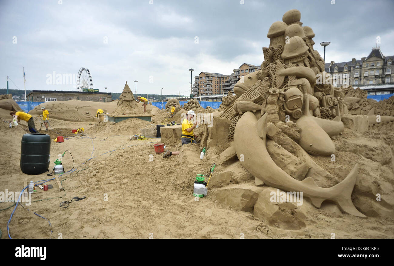 Ein allgemeiner Blick auf das jährliche Sand Sculpture Festival am Strand von Weston-super-Mare. Stockfoto