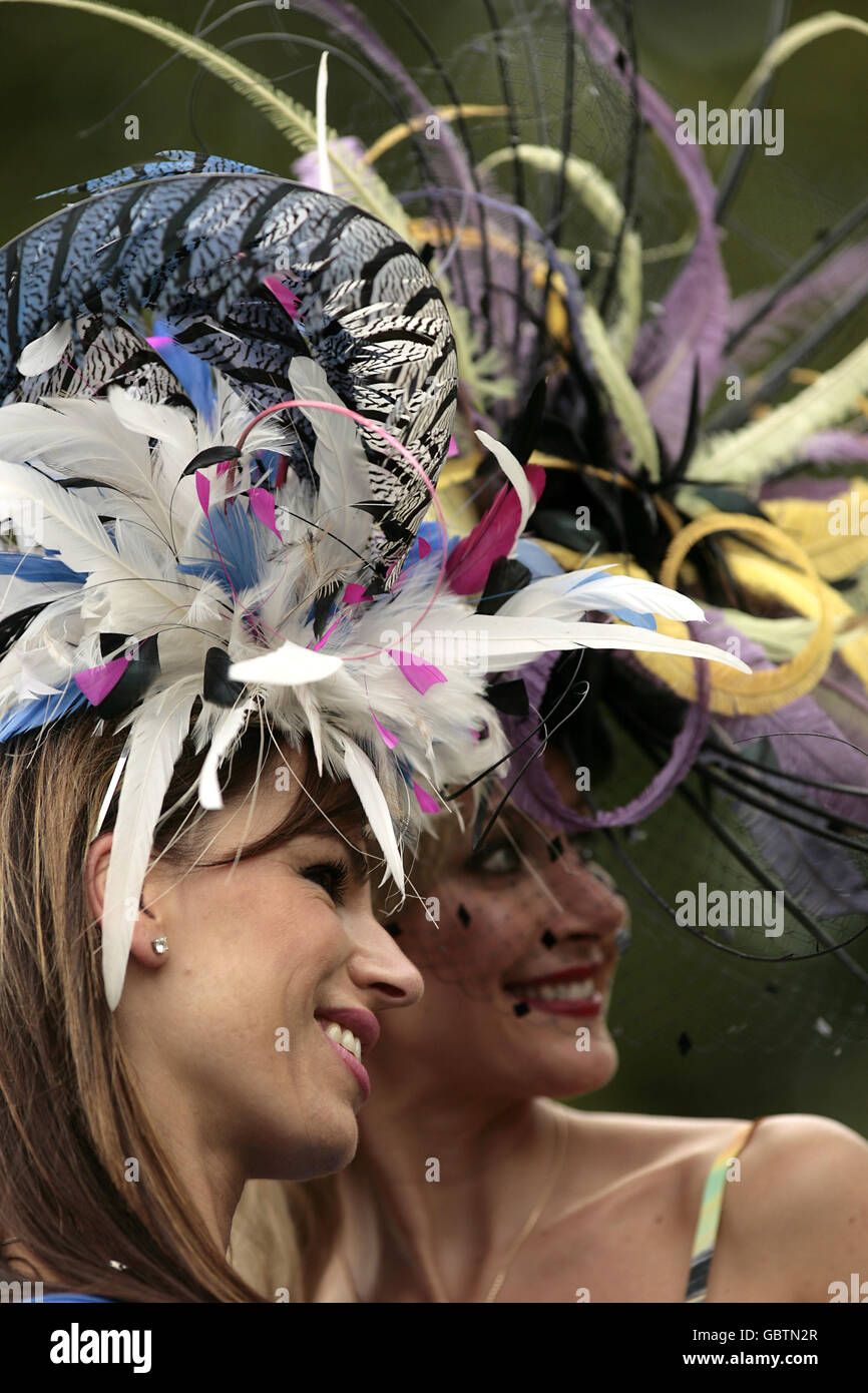 Pferderennen - The Royal Ascot Meeting 2009 - Tag Drei - Ladies' Day - Ascot Racecourse. Racegoers kommen in modischen Hüten zum Ladies' Day im Royal Ascot an Stockfoto