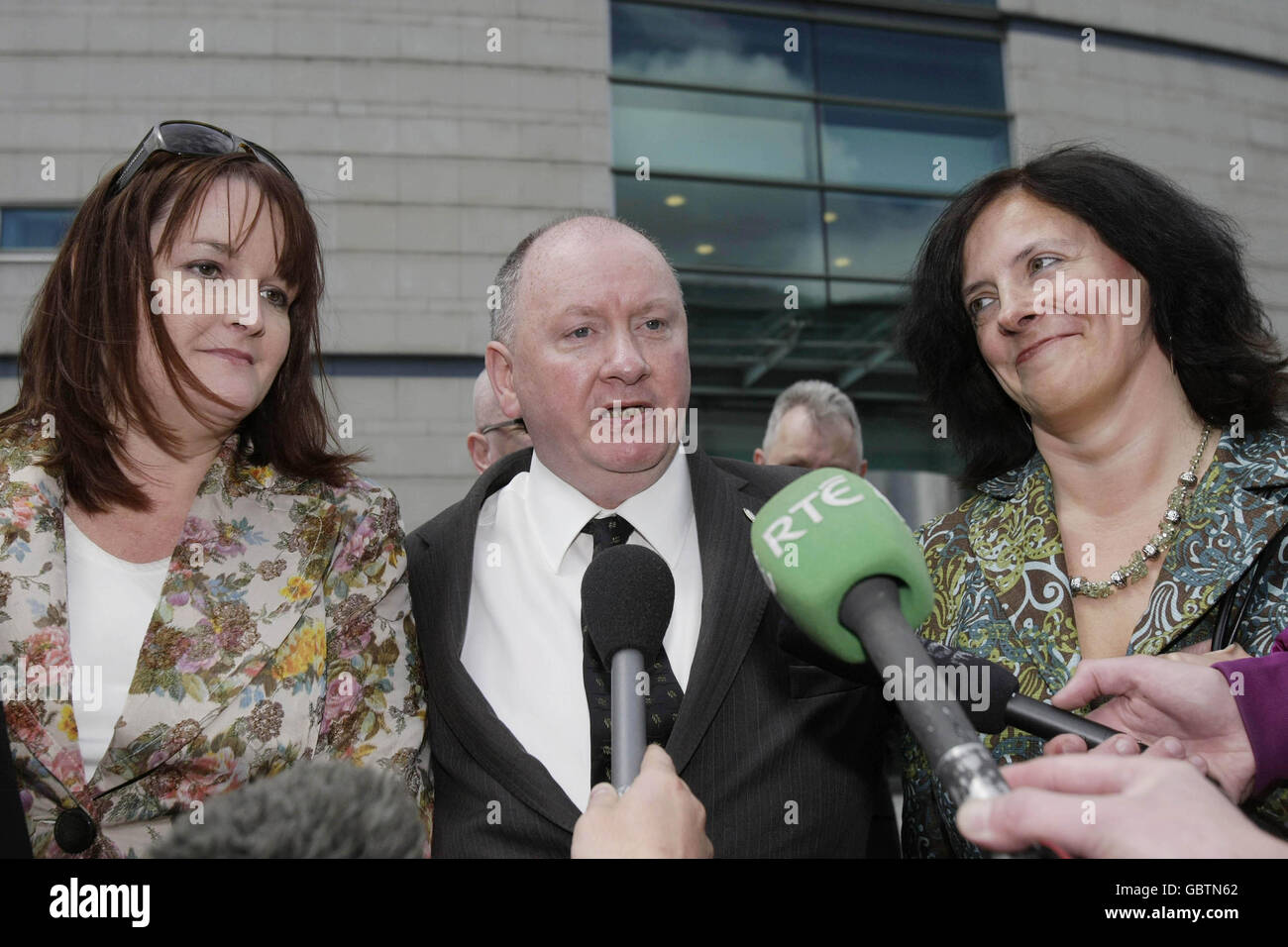(Von links nach rechts) Sunday Tribune Editor, Maureen Hegerty, Seamus Dooley Irish Secretary of the NUJ und Journalistin Suzanne Breen vor dem High Court in Belfast, nachdem Suzanne heute das Recht gewonnen hatte, der Polizei Informationen über die Real IRA vorzuenthalten. Stockfoto
