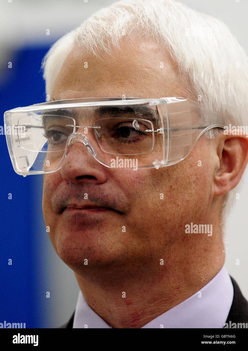 Der Schatzkanzler Alistair Darling trägt eine Schutzbrille, als er ITM Power in Sheffield besucht, wo er ein mit Wasserstoff betriebenes Auto fuhr. Stockfoto