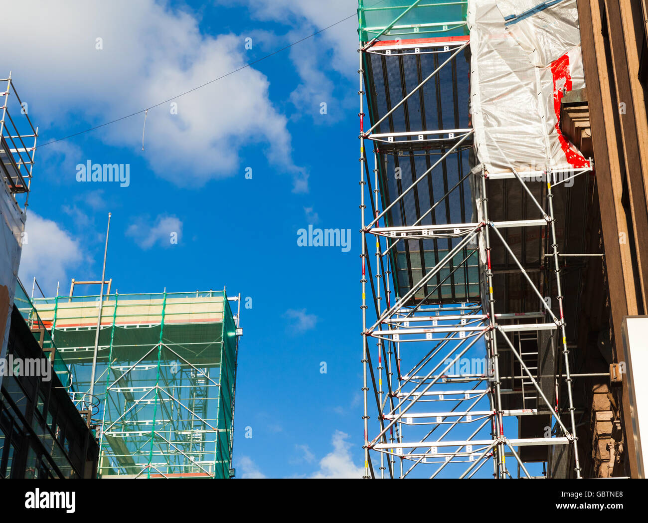 Moderne Metallgerüsten unter blauem Himmel, Neubau Fassade im Bau Stockfoto