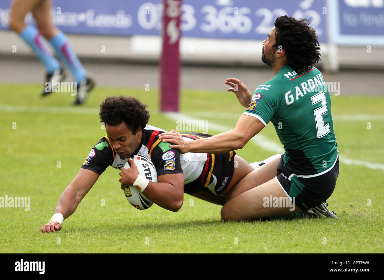 St. Helens' Ade Gardner kann Bradford Bulls' Rikki Sheriffe nicht davon abhalten, einen Versuch zu machen Stockfoto