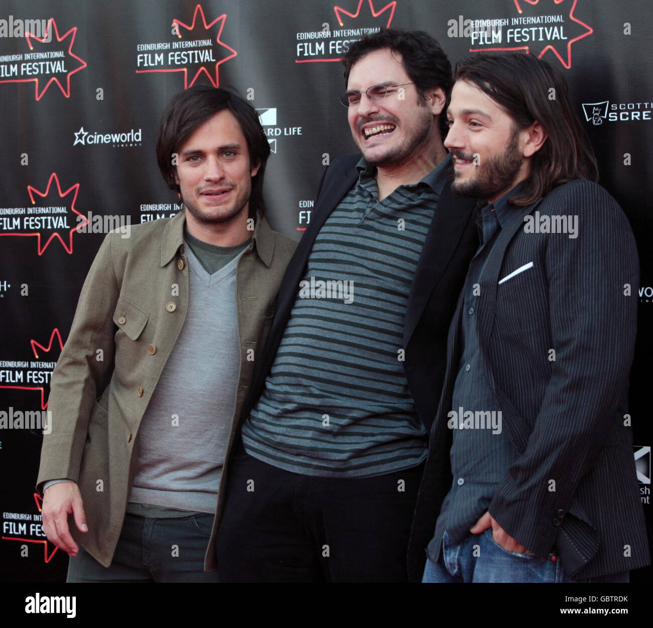 (Von links nach rechts) Gael Garcia Bernal (Schauspieler), Carlos Cuaron (Regisseur) und Diego Luna (Schauspieler) kommen zur Premiere ihres Films 'Rudo Y Cursi' in die Cineworld Edinburgh. Stockfoto