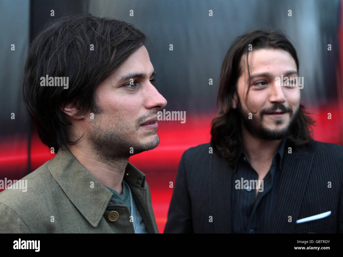 (Von links nach rechts) Gael Garcia Bernal (Schauspieler) und Diego Luna (Schauspieler) kommen zur Premiere ihres Films 'Rudo Y Cursi' in die Cineworld Edinburgh. Stockfoto