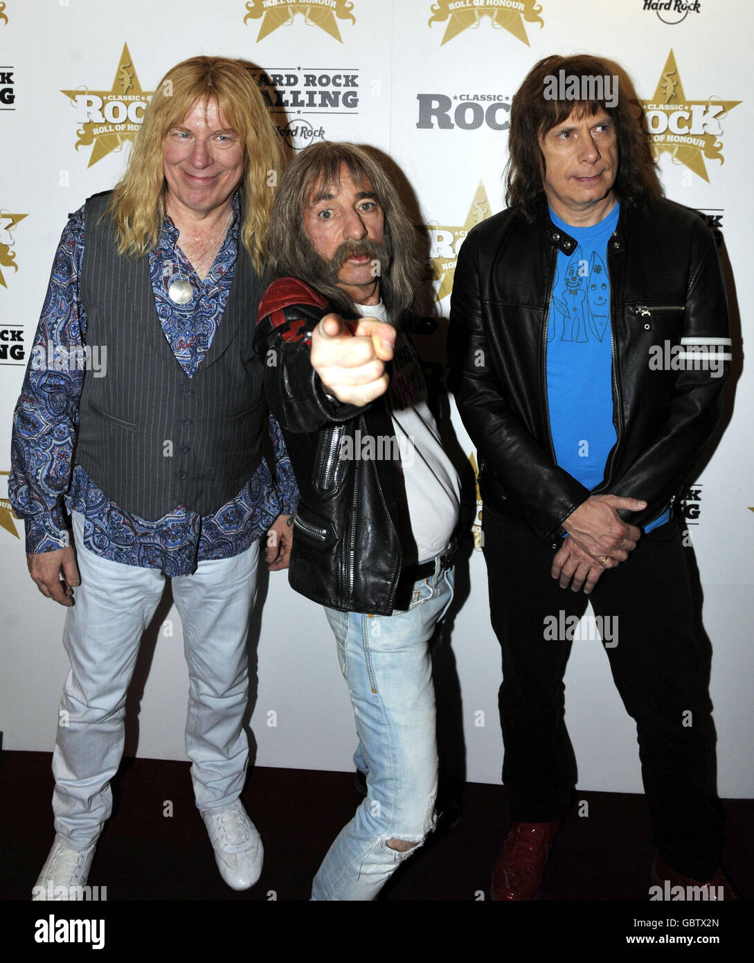 Die Spoof-Rockband Spinal Tap mit David St. Hubbins (Michael McKean), Derek Smalls (Harry Shearer) und Nigel Tufnel (Christopher Guest) posieren von links für die Veröffentlichung der Classic Rock Roll of Honor Nominations. Stockfoto