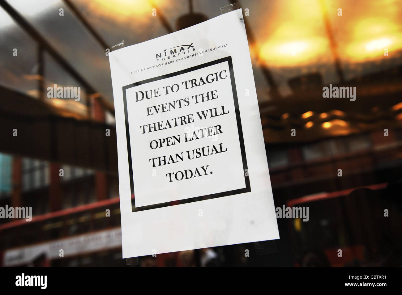 Am Eingang des Lyric Theatre an der Shaftsbury Avenue in London, wo derzeit die Show Thriller läuft, ist ein Poster aufgehängt. Stockfoto