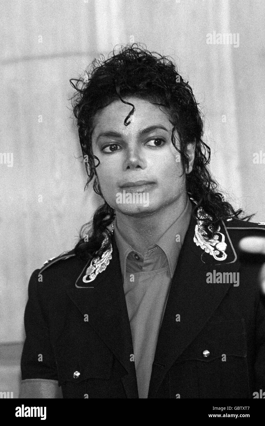 Popstar Michael Jackson im Mayfair Hotel, wo er eine besondere Auszeichnung erhielt, um die sieben ausverkauften Shows des Sängers in Wembley während seiner UK-Tour zu markieren. Stockfoto