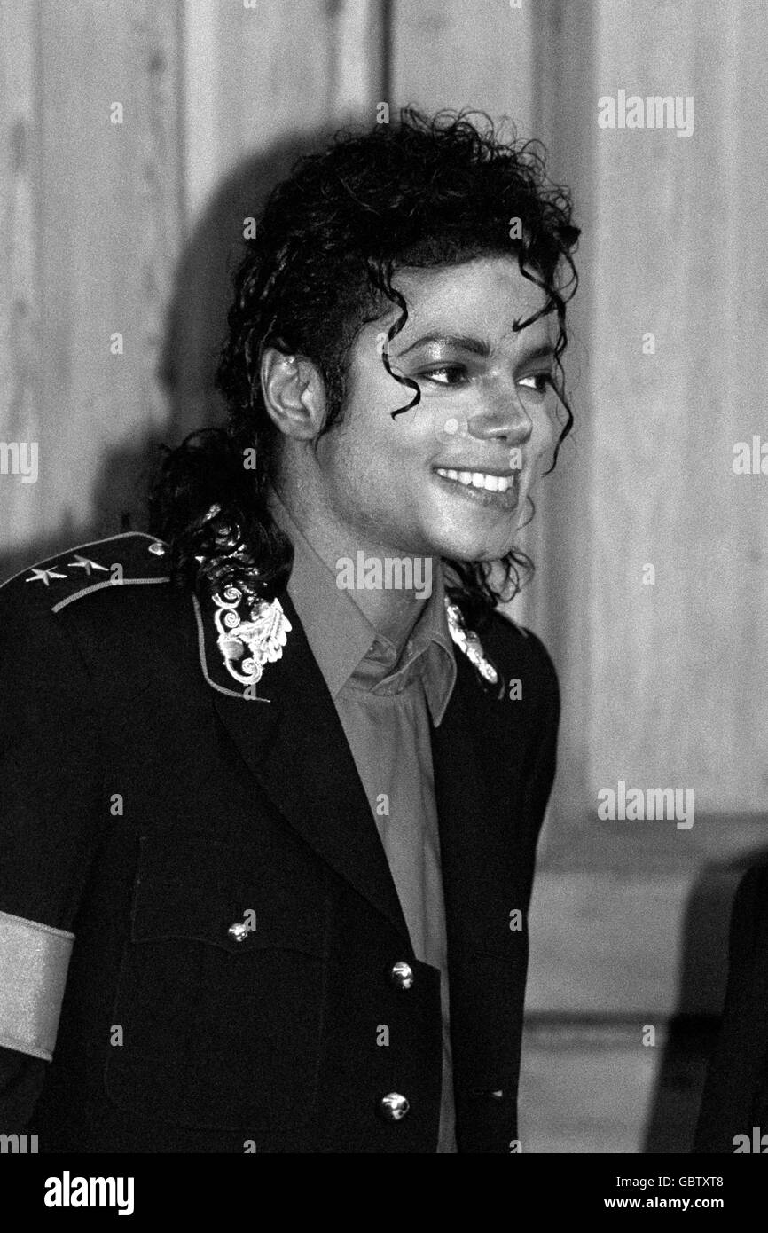 Popstar Michael Jackson im Mayfair Hotel, wo er eine besondere Auszeichnung erhielt, um die sieben ausverkauften Shows des Sängers in Wembley während seiner UK-Tour zu markieren. Stockfoto