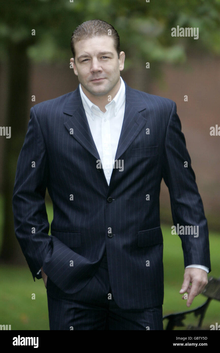 Non Sport - Warrington Crown Court - John Hyland Erpressung Fall. Chris Bacon trifft am Crown Court von Warrington ein, dem vorgeworfen wird, Wayne Rooneys Fußballagenten Paul Stretford erpresst zu haben Stockfoto