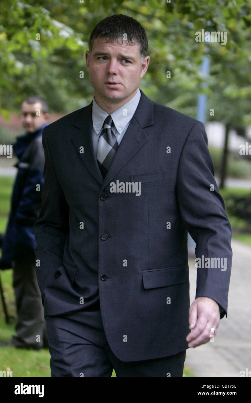 Anthony Bacon kommt am Warrington Crown Court an, der beschuldigt wird, Wayne Rooneys Fußballagenten Paul Stretford erpresst zu haben Stockfoto