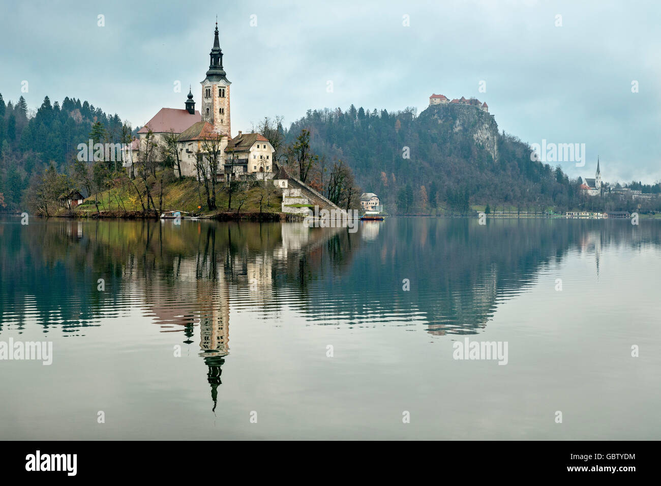 Slowenien, Lake Bled und Bled Castle; den See umgibt Bleder Insel mit der Wallfahrtskirche Mariä Himmelfahrt gewidmet Stockfoto