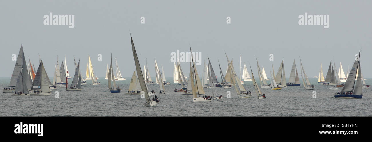 Yachten, die beim JP Morgan Asset Management Round the Island Race gegeneinander antreten, fahren den Eastern Solent an No man's Land Fort vorbei. Fast 1,800 Yachten und 16,000 Segler nahmen an dem historischen Rennen Teil, einer 50 Meilen langen Umrundung der Insel gegen den Uhrzeigersinn. Stockfoto