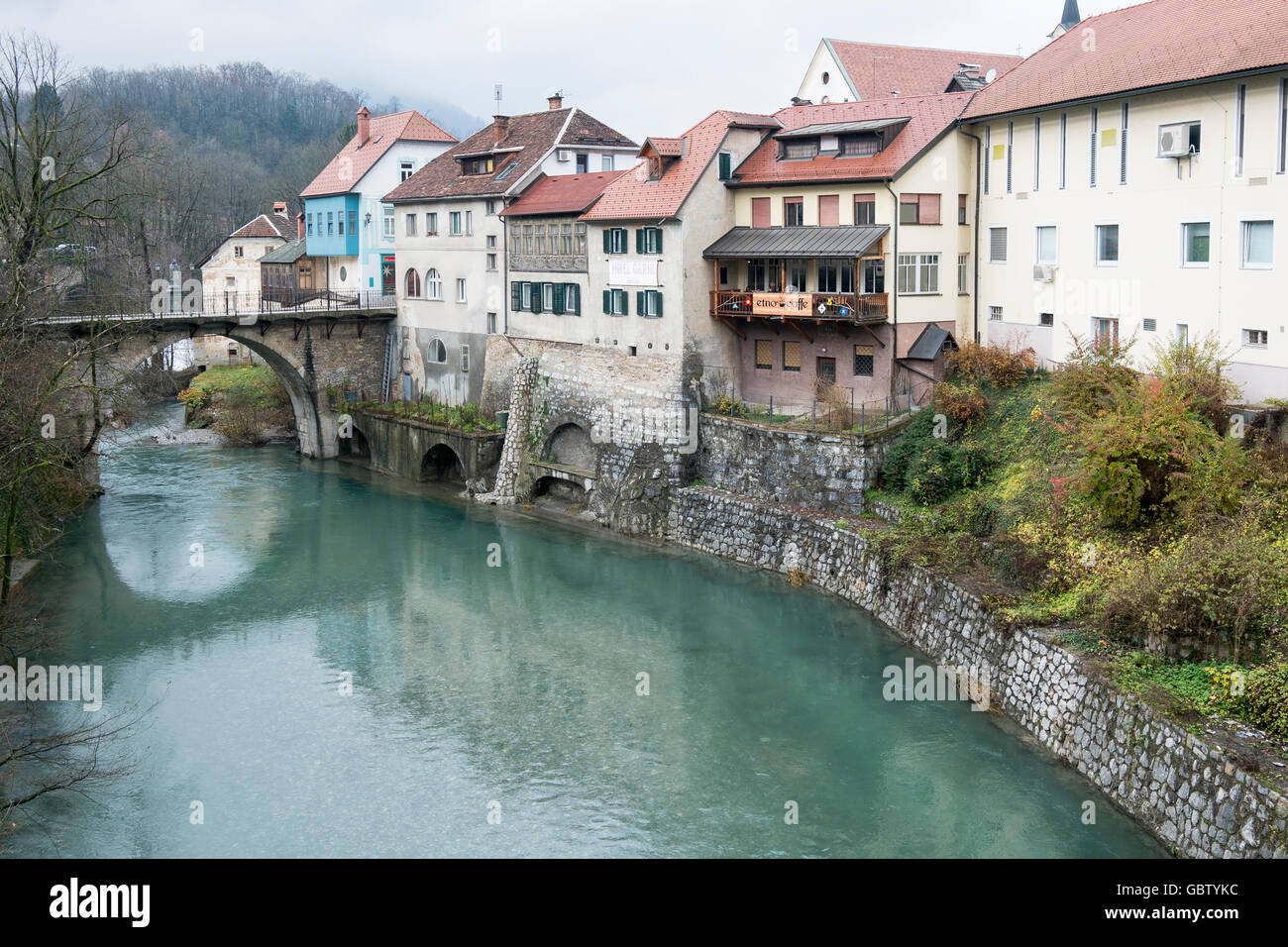 Slowenien, Skofja Loka, Altstadt, The Selca Sora Fluss unter der Brücke der Kapuziner Stockfoto