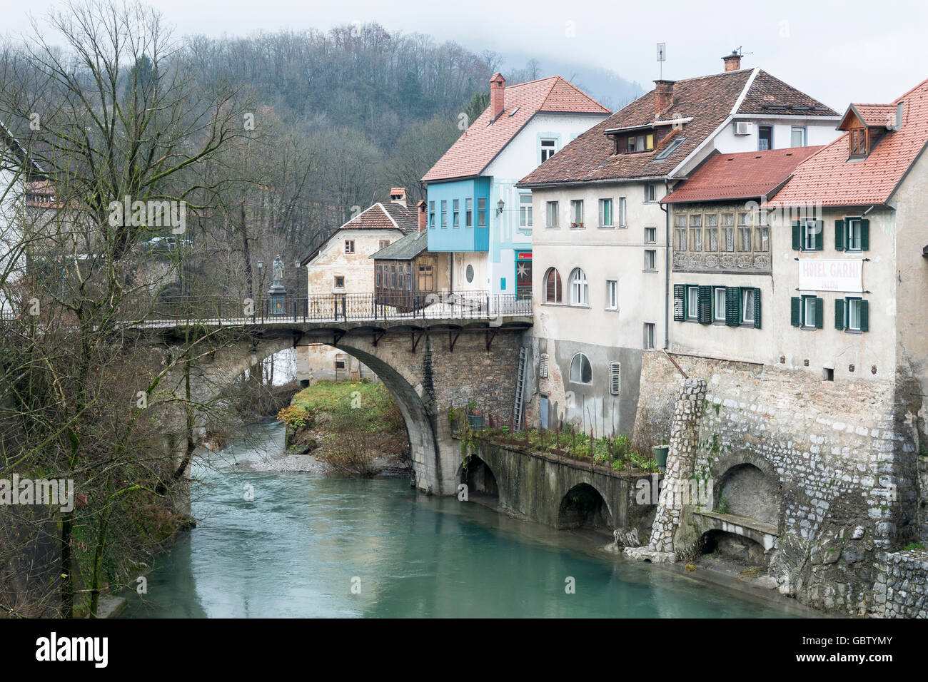 Slowenien, Skofja Loka, Altstadt, The Selca Sora Fluss unter der Brücke der Kapuziner Stockfoto