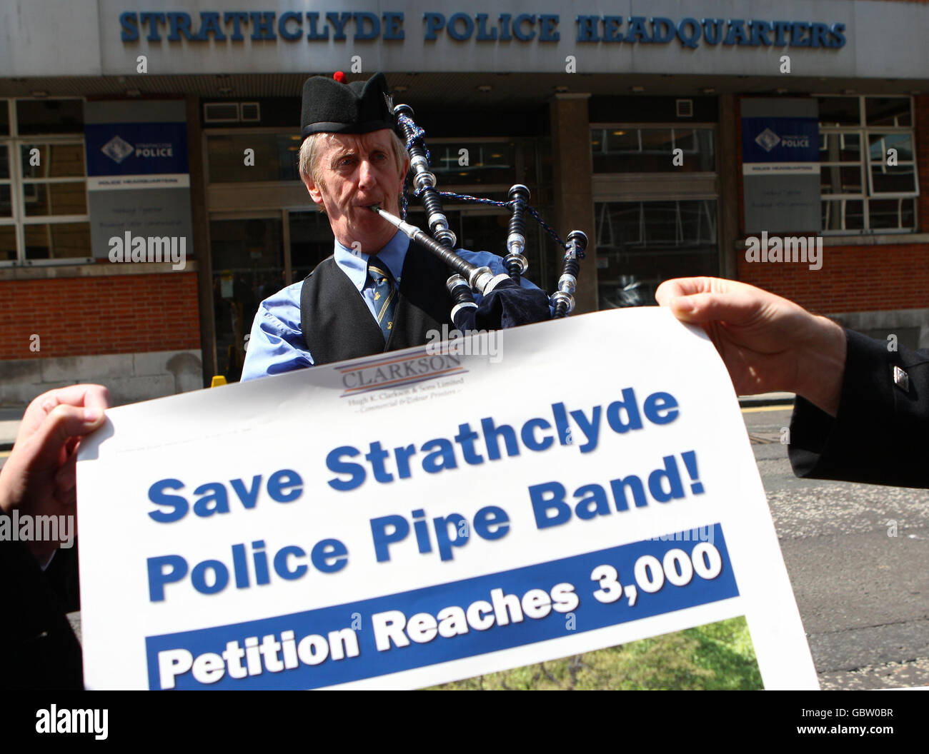 Piper Willie Park spielt, während eine Petition dem Hauptkonstabler der Strathclyde Police vorgelegt wird, in der er sich über geplante Kürzungen der Pfeifengruppe der Streitkräfte in Glasgow besorgt. Stockfoto