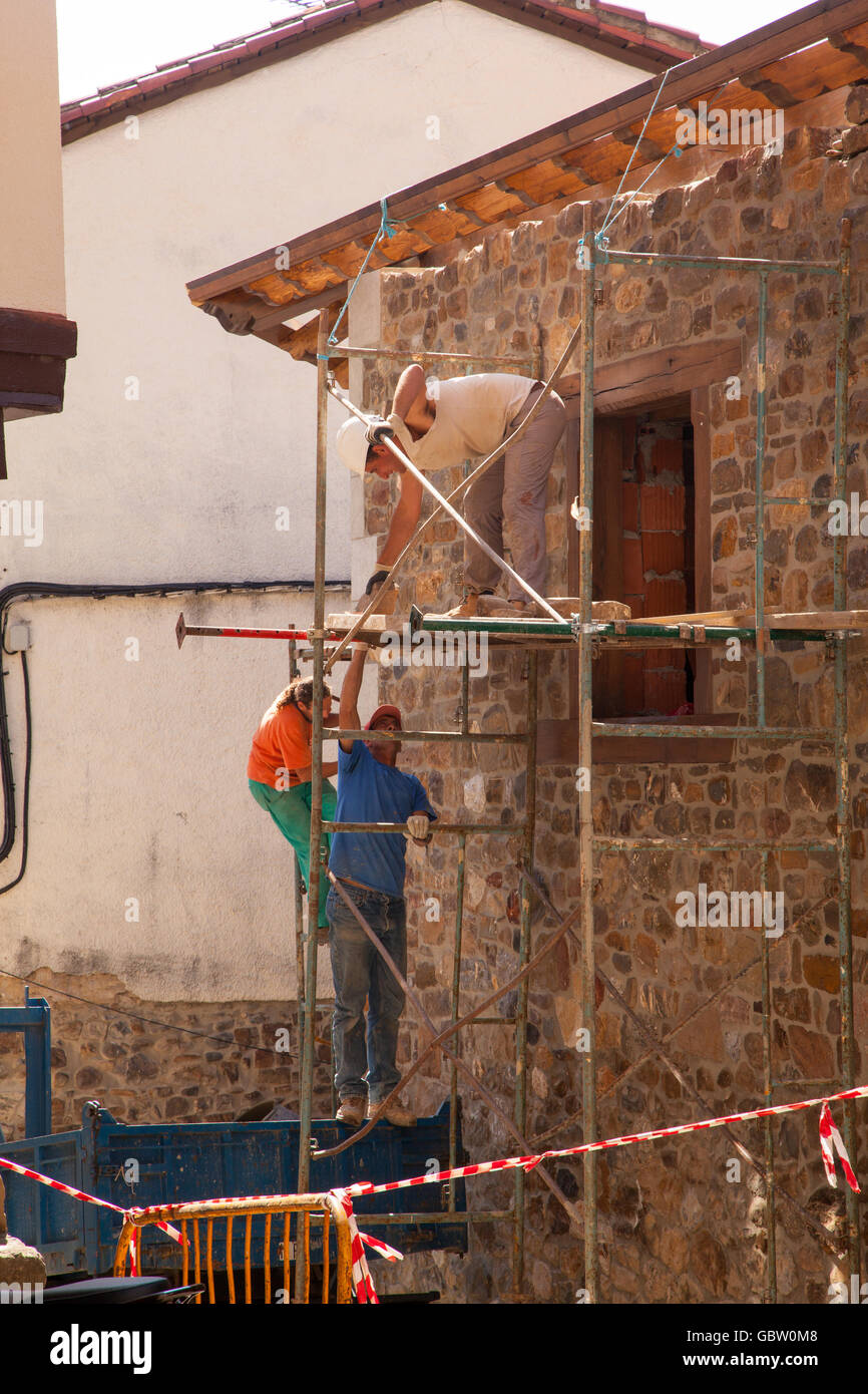 Bauarbeiter arbeiten von Gerüsten, Renovierung eines Hauses in Nordspanien Potes Stockfoto