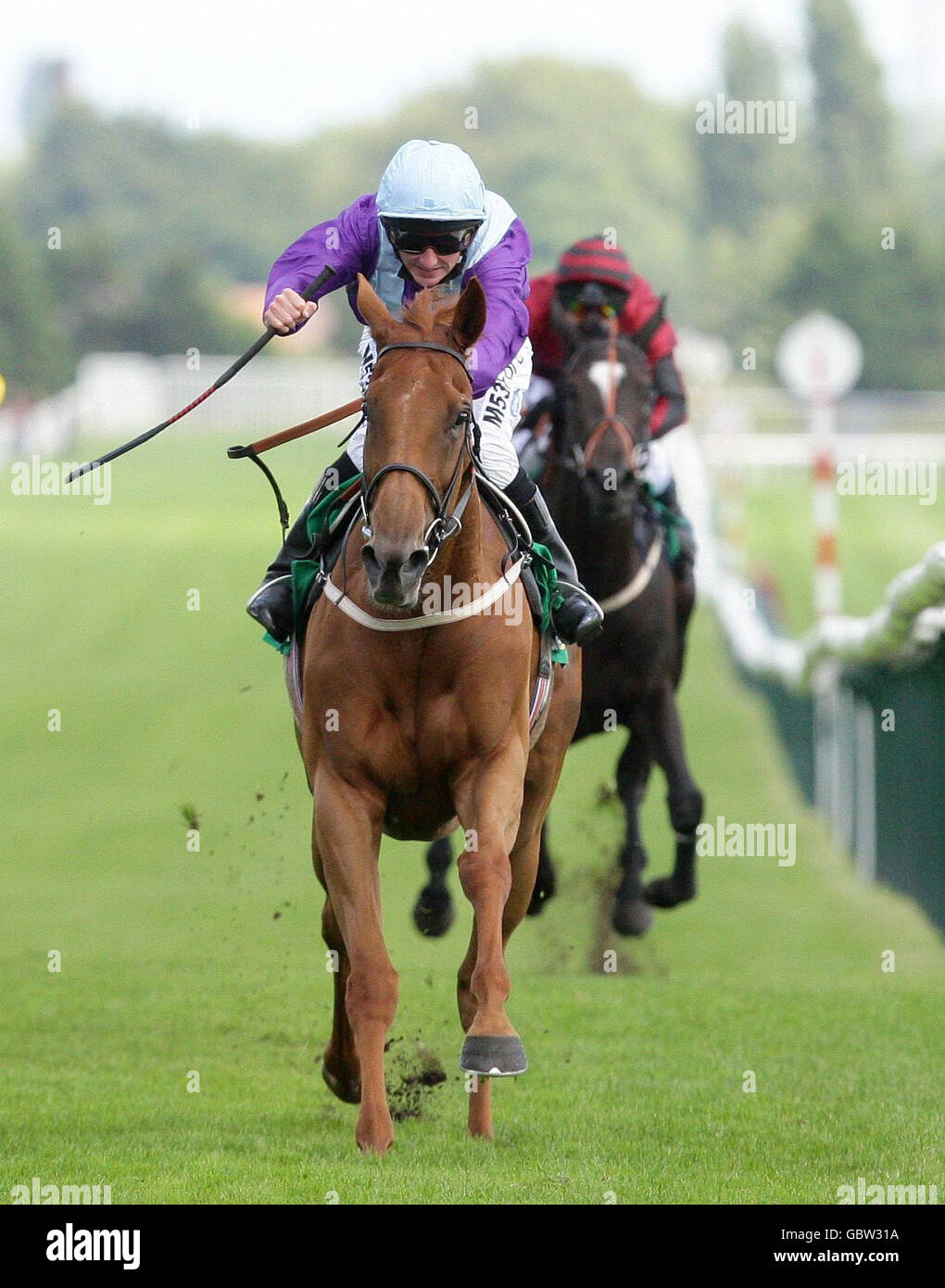 Barshiba mit Paul Hanagan gewinnt die bet365 Lancashire Oaks während des bet365 Old Newton Cup Day auf der Haydock Park Racecourse, Merseyside. Stockfoto