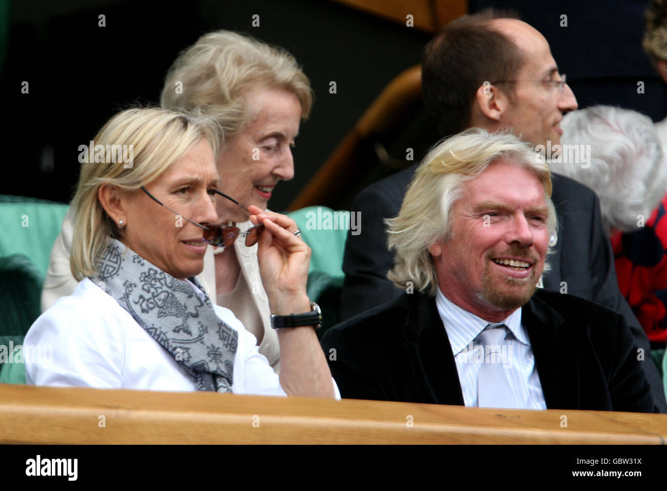 Sir Richard Branson und Martina Navratilova sehen sich das Finale der Frauen an Zwischen Venus und Serena Williams Stockfoto