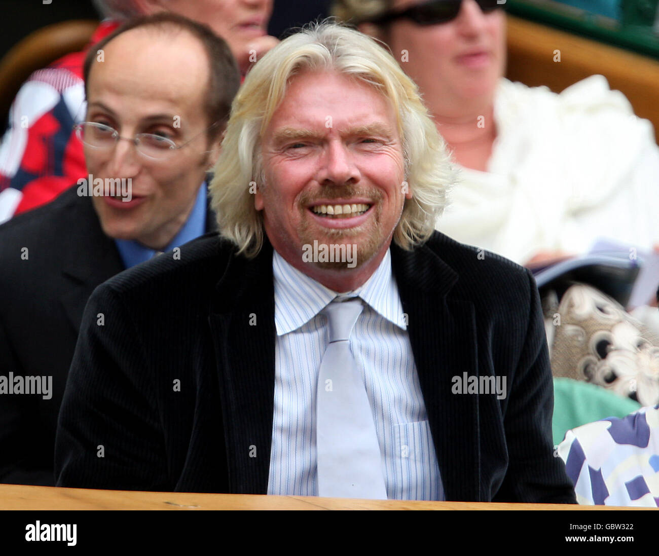 Sir Richard Branson beobachtet das Finale der Frauen zwischen Venus und Serena Williams Stockfoto