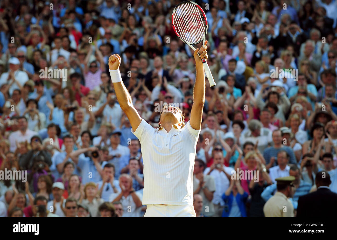 Der Schweizer Roger Federer feiert seinen Sieg bei den Wimbledon Championships im All England Lawn Tennis und Croquet Club, Wimbledon, London. Stockfoto