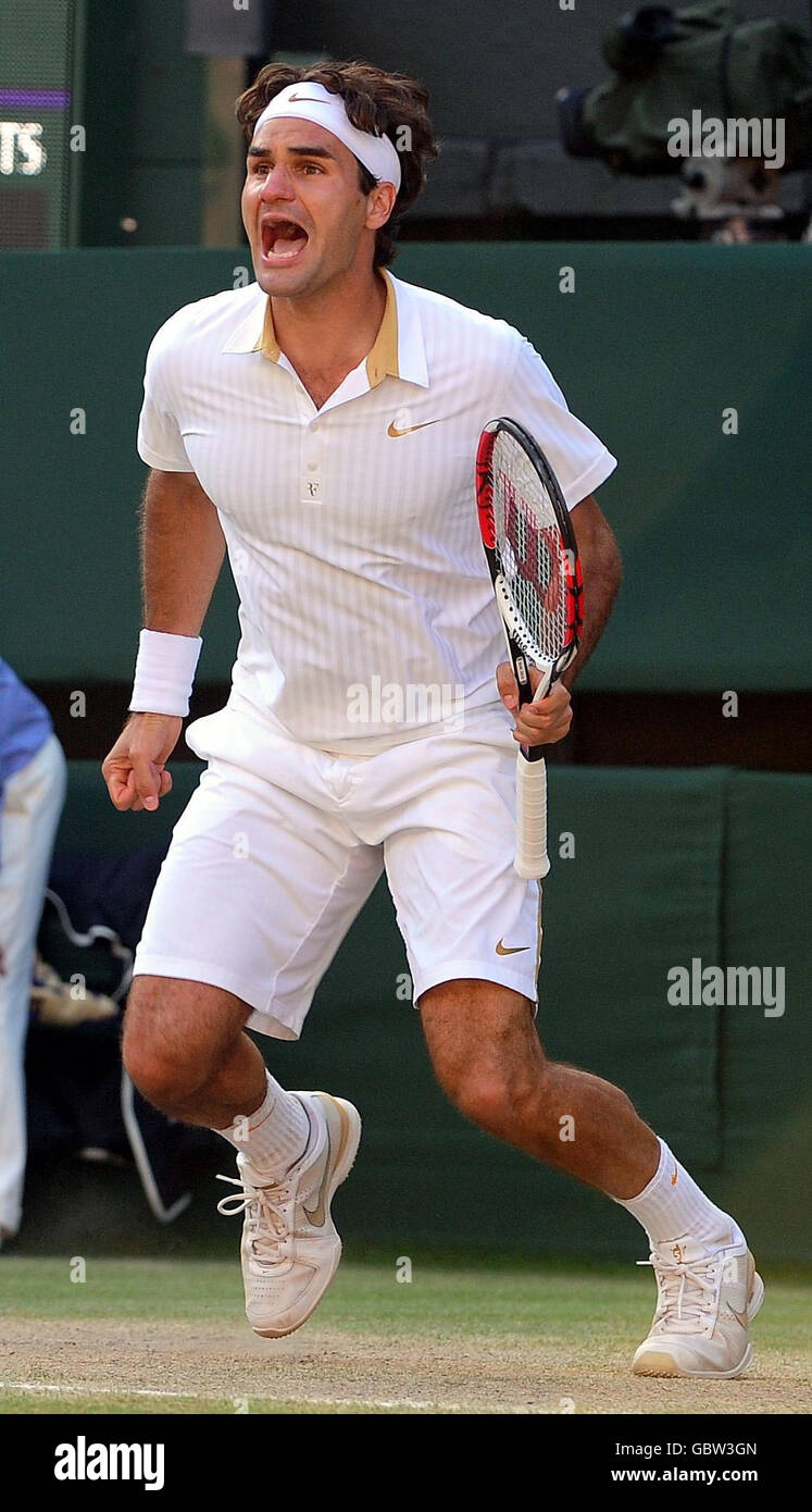 Der Schweizer Roger Federer feiert seinen Sieg beim Herrenfinale während der Wimbledon Championships beim All England Lawn Tennis and Croquet Club, Wimbledon, London. Stockfoto