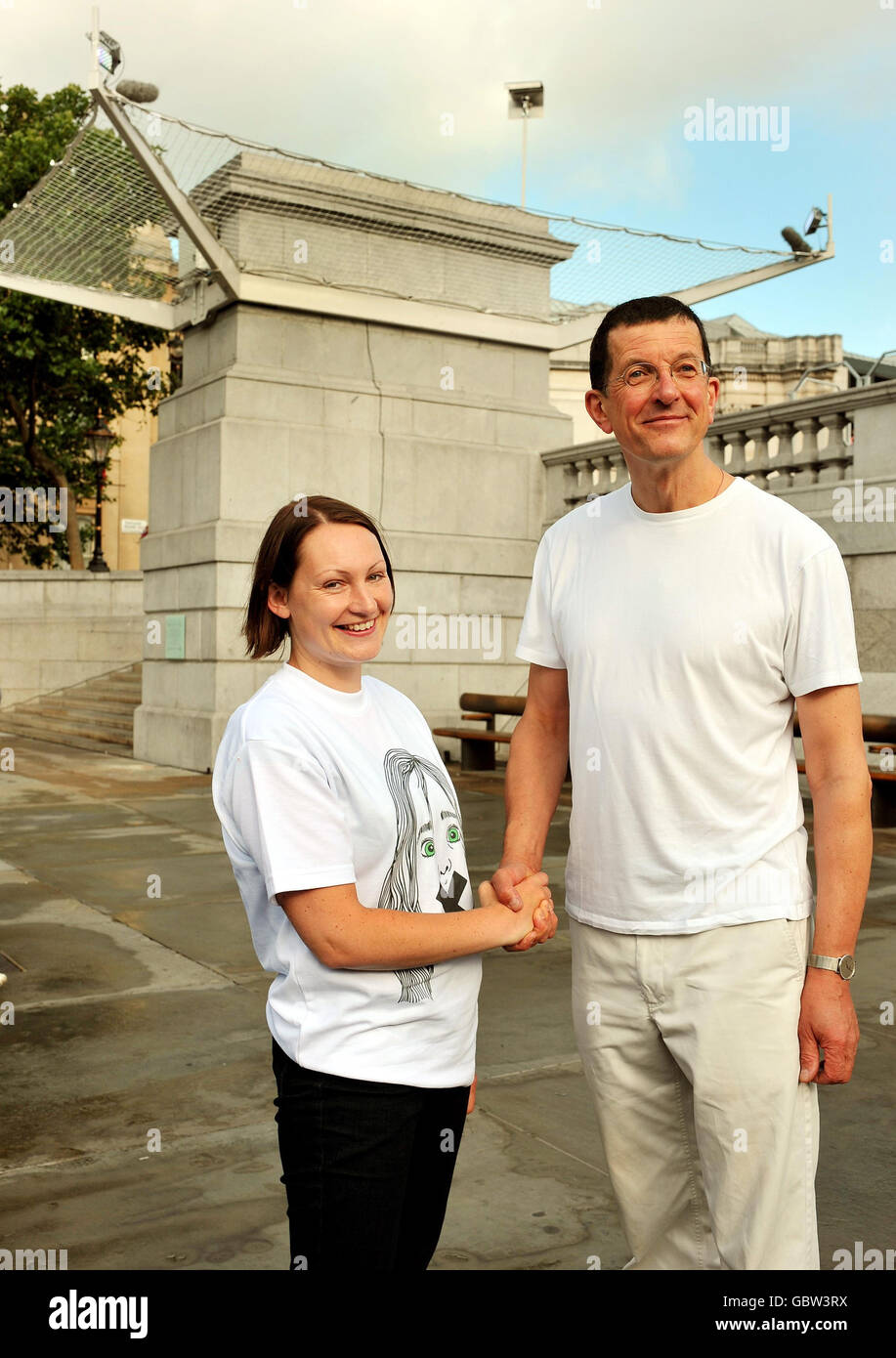 Hausfrau Rachel Wardell im Bild mit Antony Gormley, der vor dem vierten Sockel auf dem Trafalgar Square im Zentrum von London steht, während sie sich vorbereitet, das erste Mitglied des Publikums zu sein, das heute Morgen eine Stunde lang darauf steht. Stockfoto
