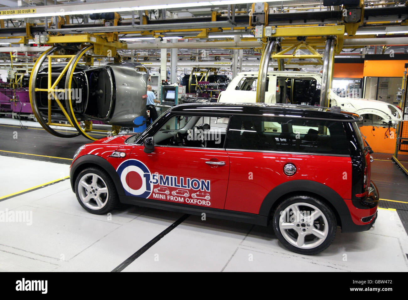 Mini-Werk produziert 1.5 Millionste Fahrzeug. Das 1.5-millionste Auto, das heute im BMW UK Mini-Werk in Oxford, Oxfordshire, vom Band kam. Stockfoto