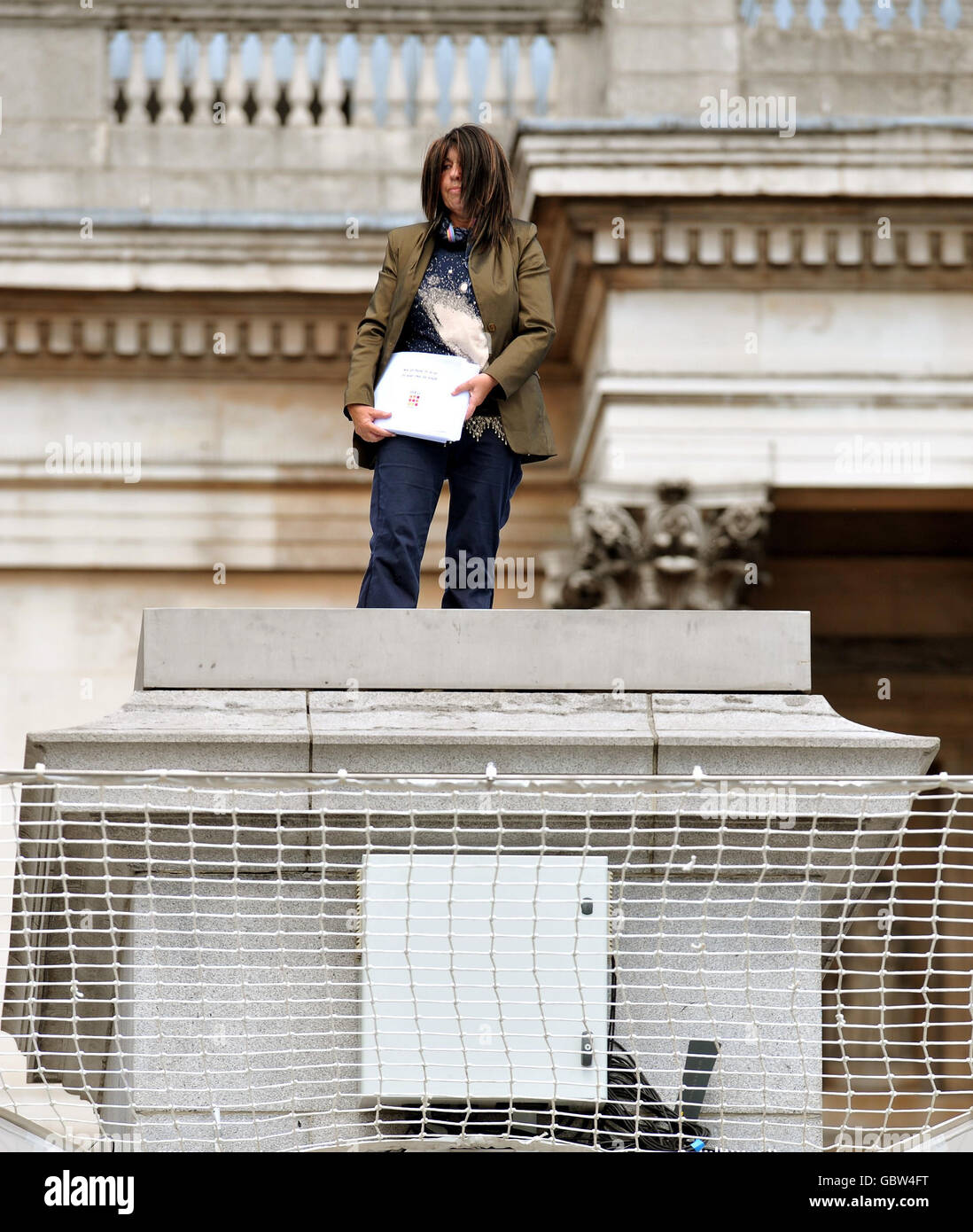 Christine Sharman, 45, aus Wakefield in Yorkshire, steht auf dem vierten Sockel des Trafalgar Square im Zentrum Londons. Stockfoto