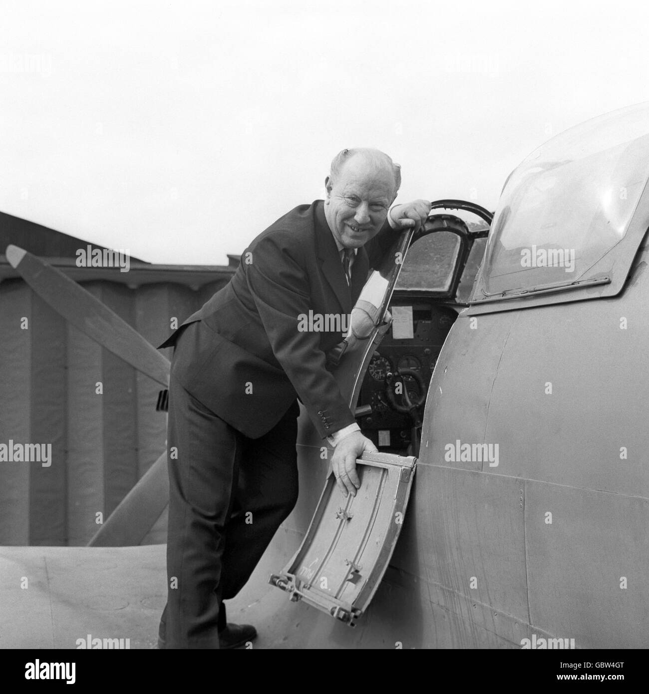 FLT/LT James 'Ginger' Lacey, Veteran der Battle of Britain, im Cockpit eines Spitfire-Kämpfers bei RAF Henlow, wo er die Macher des neuen Films über den epischen Kampf zwischen der RAF und der Luftwaffe berät. Stockfoto