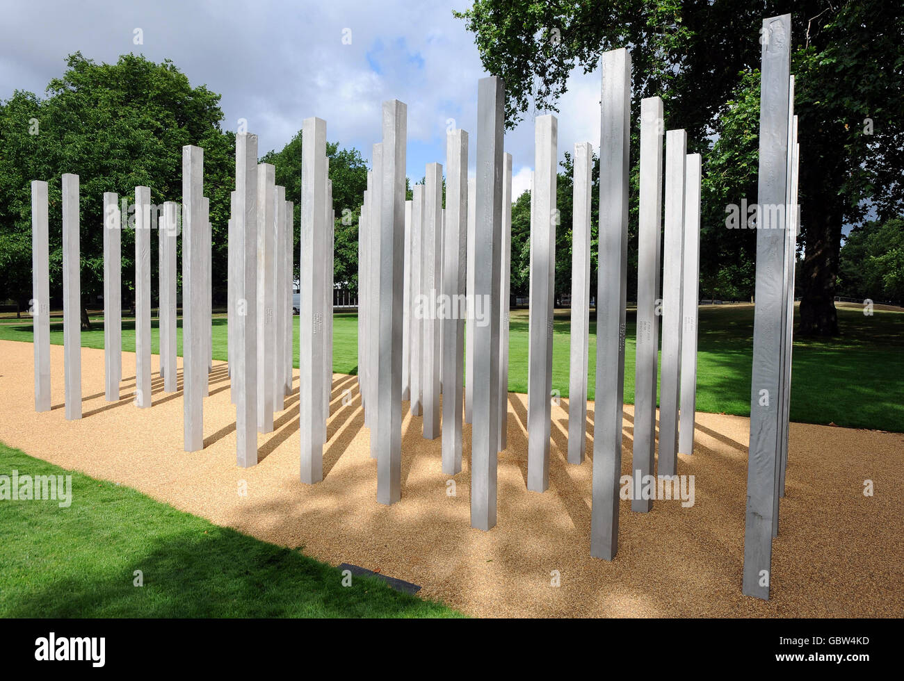 Das eindrucksvolle Denkmal für die 52 Menschen, die bei den Bombenanschlägen vom 7. Juli getötet wurden, wurde von der Tochter eines Opfers als „wirklich unglaublich“ beschrieben. Das Lob von Saba Mozakka kam, als die ersten Bilder der Gedenkstätte, die fast eine Million kostete, heute vor der offiziellen Enthüllung morgen, am vierten Jahrestag der Anschläge, veröffentlicht wurden. An die bei den Bombenanschlägen von 2005 Getöteten wurden 52 dreieinhalb Meter hohe Edelstahlsäulen, die im Londoner Hyde Park errichtet wurden, erinnert. Stockfoto