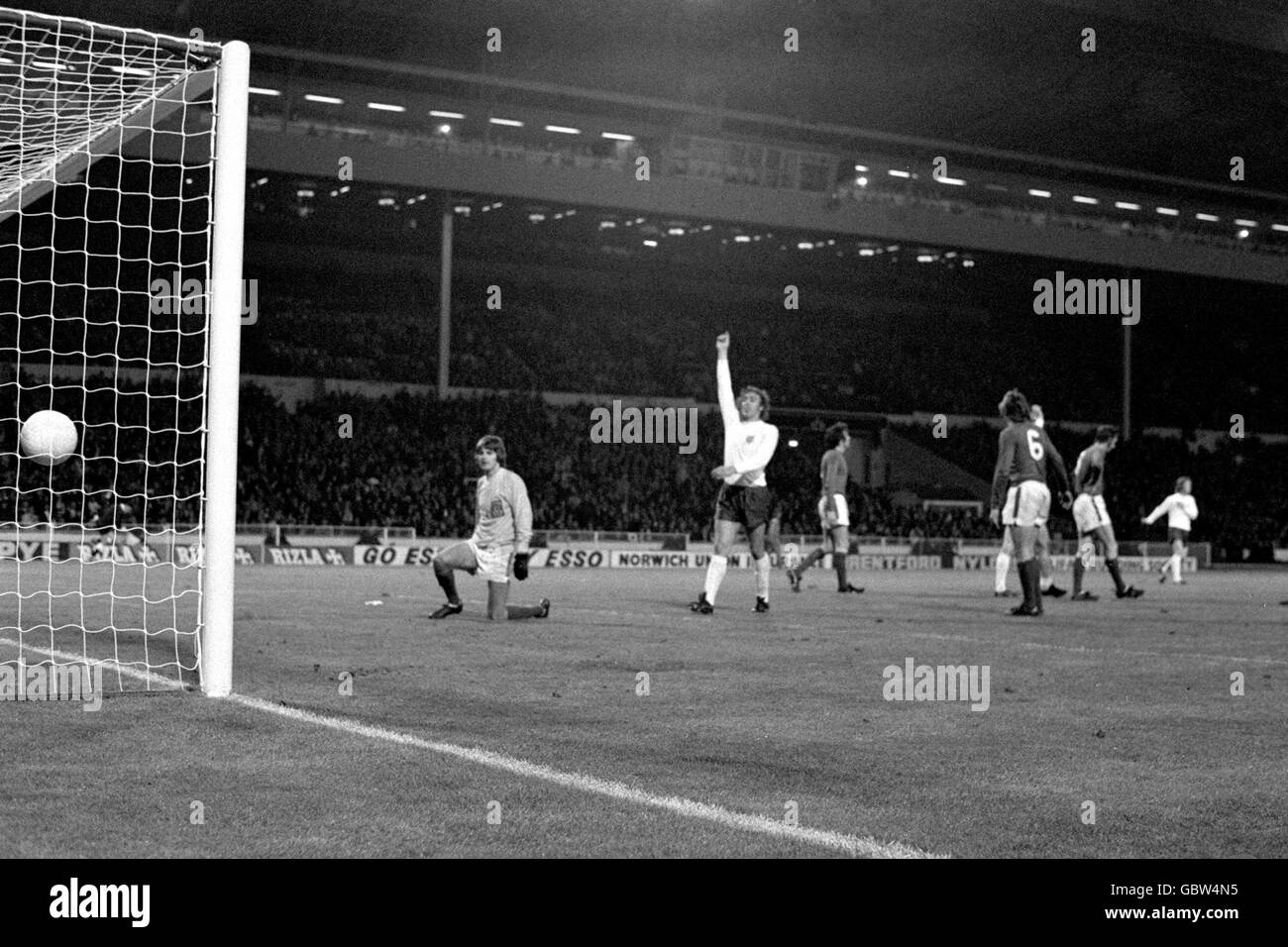 Englands Martin Chivers feiert nach Teamkollege Mike Channon (Hinter Nr. 6) hatte getroffen Stockfoto